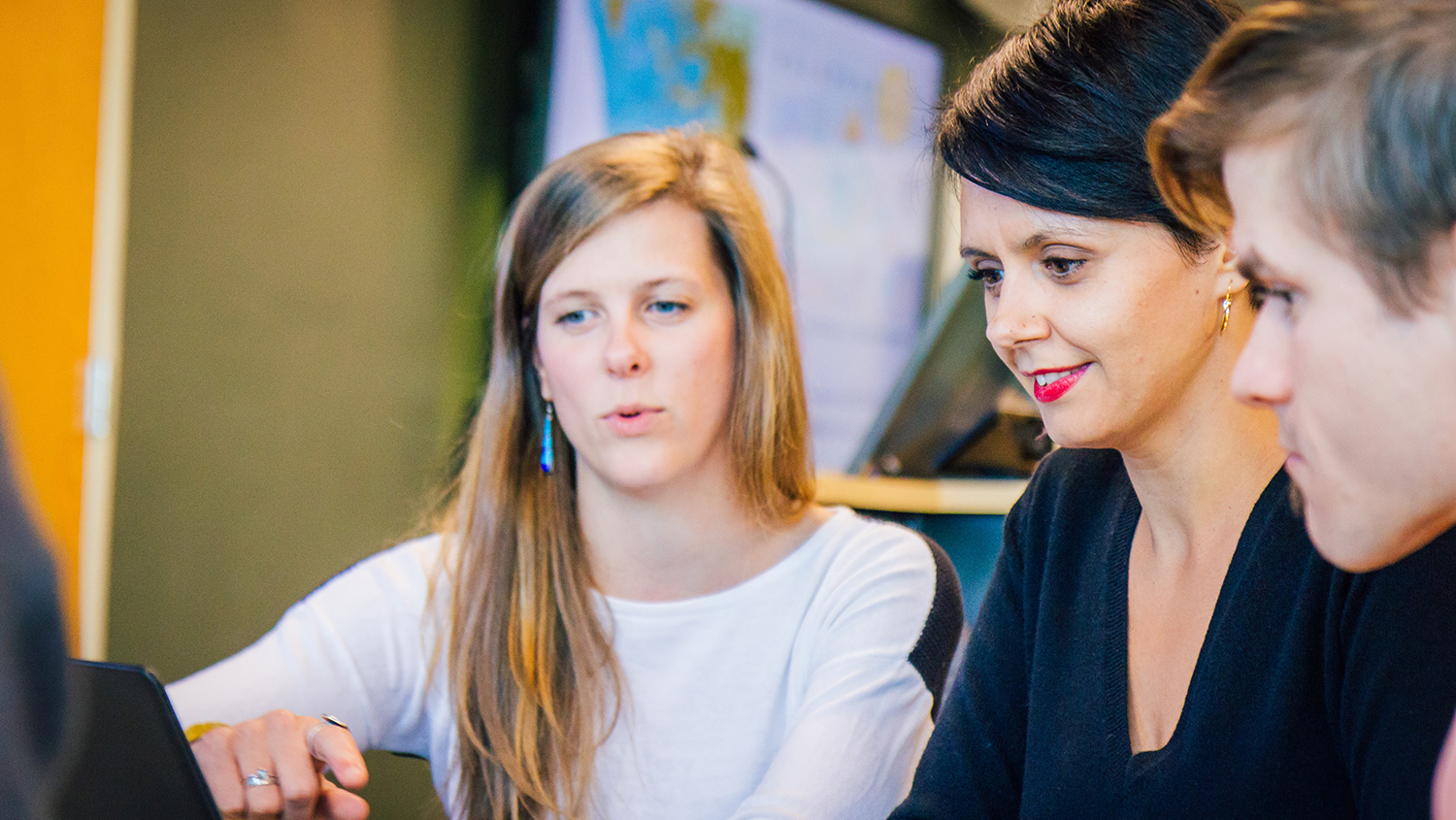 Jelena Vukomanovic with students