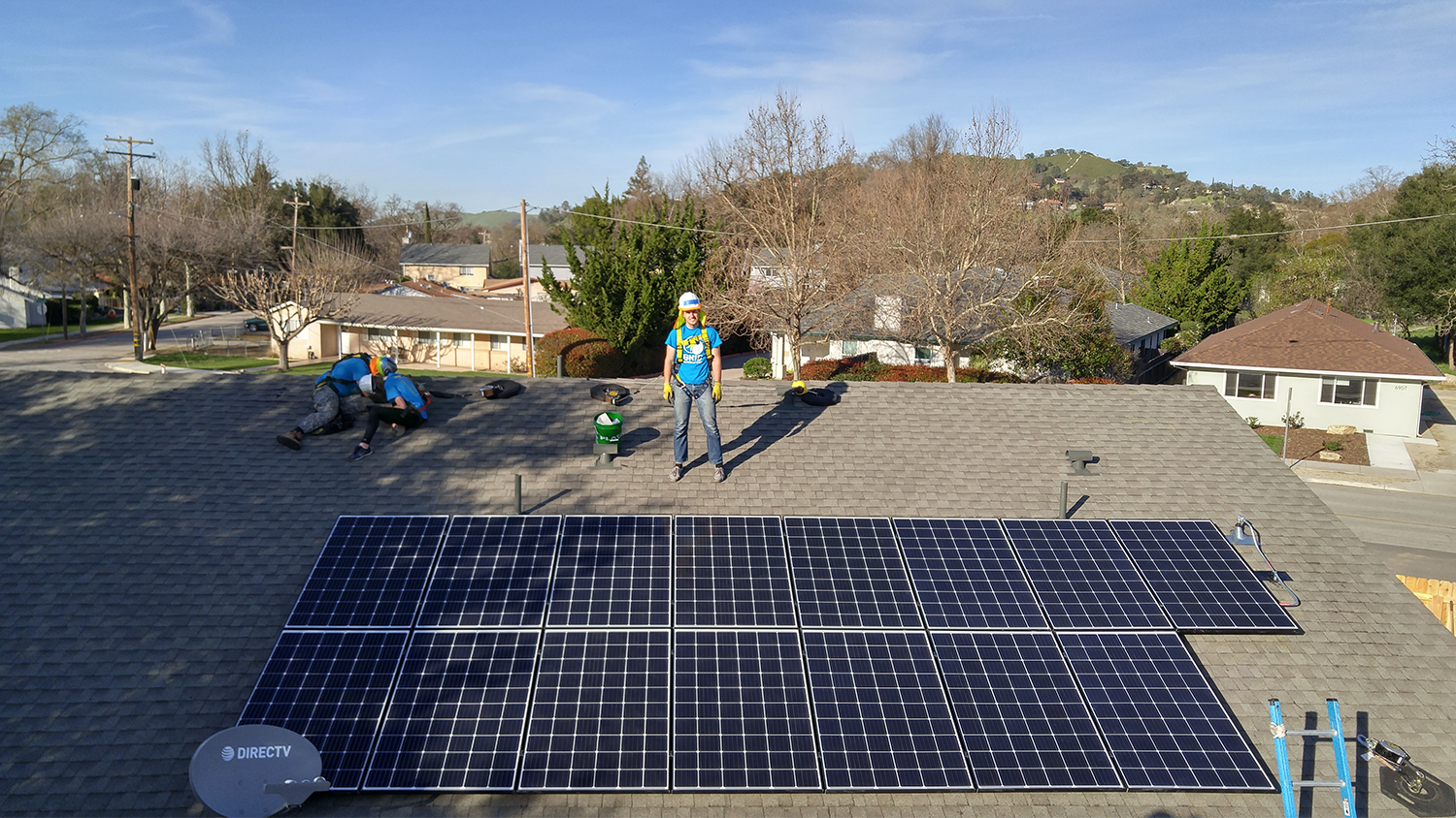 Chad Kibbe installs solar panels with GRID Alternatives as part of the Solar Spring Break ASB trip.
