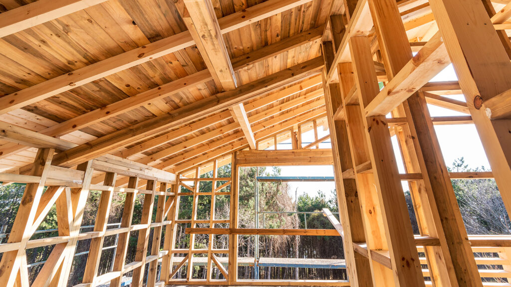 Moldura de madeira de uma nova casa em construção