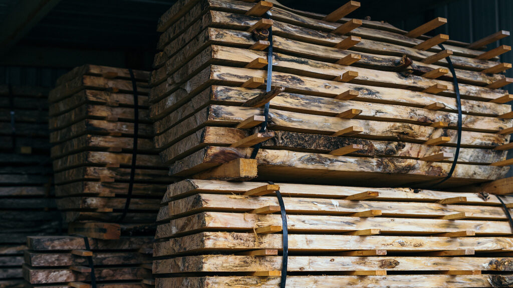 Pilha de madeira - 5 benefícios de construir com madeira laminada cruzada - College of Natural Resources News - NC State University