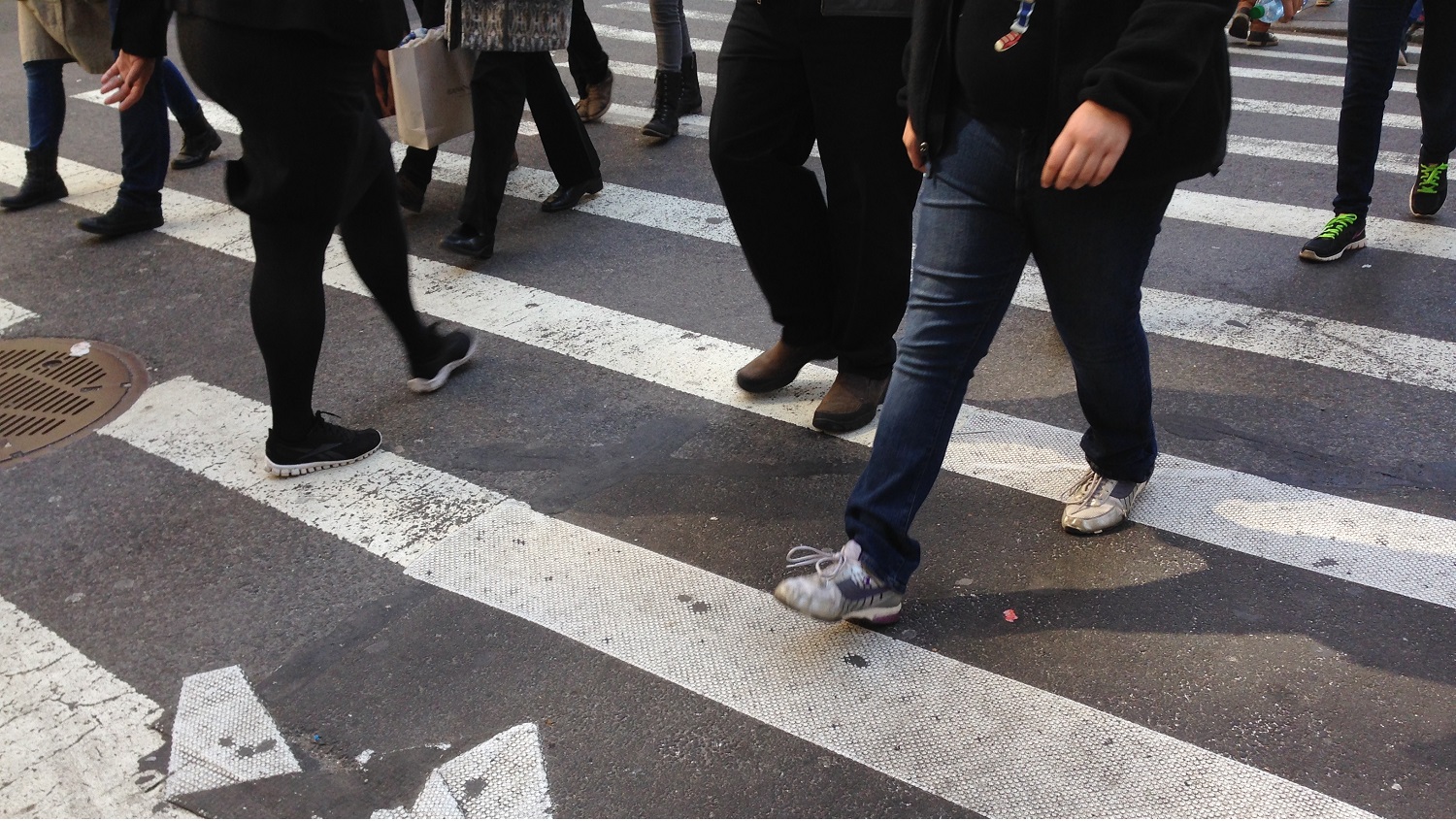 Pedestrians crossing city sidewalk - October Seminar to Focus on Pedestrian Commuting in the Urban Environment - Parks Recreation and Tourism Management